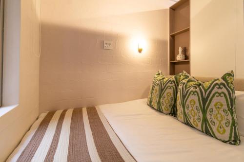 Postel nebo postele na pokoji v ubytování Modern Sea Point Studio with Amazing Views