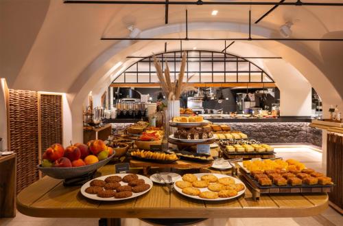 ein Buffet mit vielen verschiedenen Speisen in der Unterkunft Radisson Blu Zaffron Resort, Santorini in Kamari