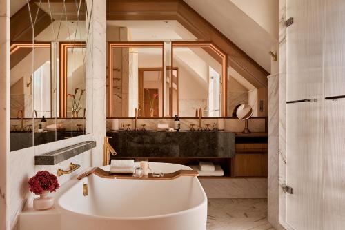 Ένα μπάνιο στο Rosewood Munich