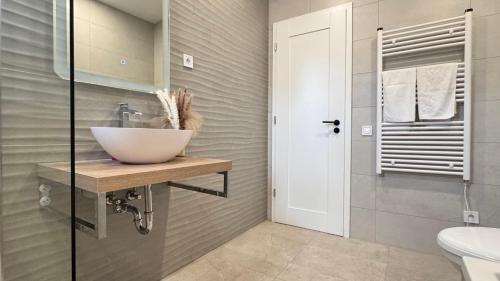 a bathroom with a bowl sink and a shower at EtyekZen in Etyek