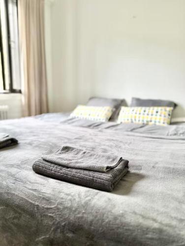 ein Handtuch liegt auf einem Bett in einem Zimmer in der Unterkunft RD Apartments - Viinikan Ruusu in Tampere