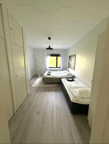 ein Zimmer mit zwei Betten und einem Fenster in der Unterkunft RD Apartments - Viinikan Ruusu in Tampere