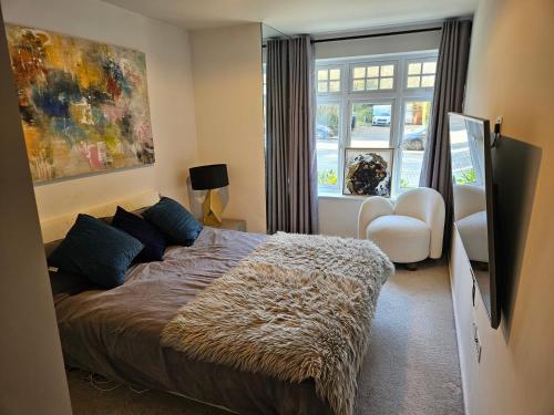 a bedroom with a bed and a window at Luxury 2 double bedroom Apt in the heart of Purley in Purley