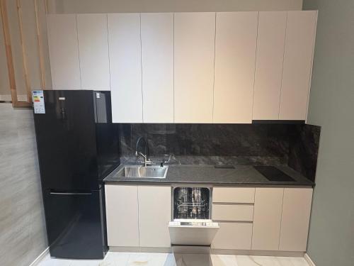 een kleine keuken met een spoelbak en een koelkast bij Central Guesthouse in Kapan