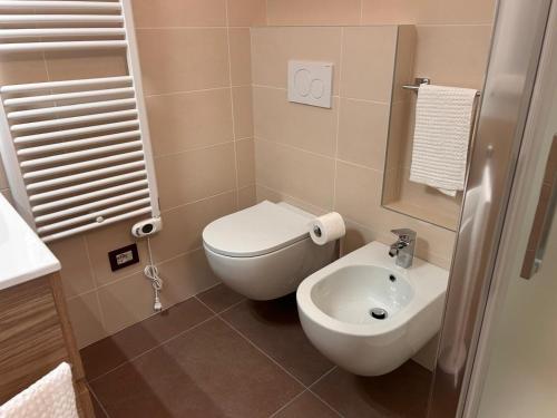 NervianoにあるRiVaLoVEのトイレと洗面台のある小さなバスルーム