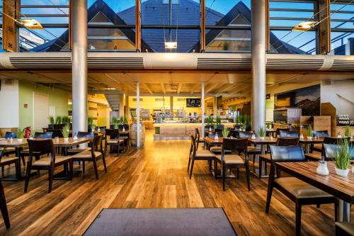 Um restaurante ou outro lugar para comer em Ferienhauspark Asgard in Damp