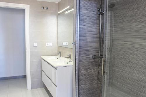 a bathroom with a sink and a shower at Apartamentos Esmeralda Unitursa in Calpe
