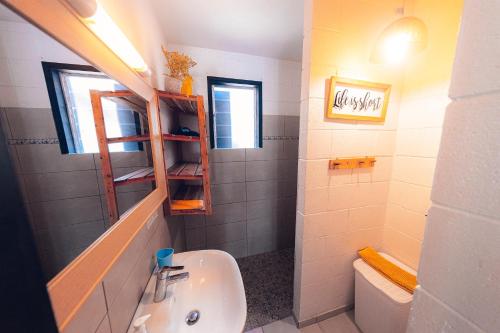 Koupelna v ubytování Kaz Lotis - à 50m de la plage Roches Noires