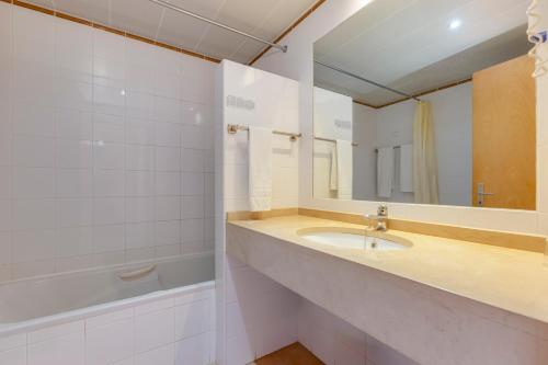 ルースにあるLuz Bay Hotelの洗面台と鏡のあるバスルーム