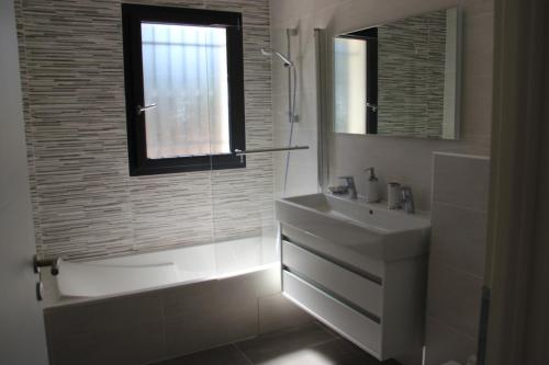 Ванная комната в Villa Terre des Maures