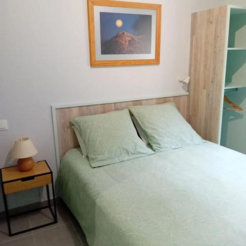 Ένα ή περισσότερα κρεβάτια σε δωμάτιο στο Studio charmant près de Notre-Dame-des-Millières