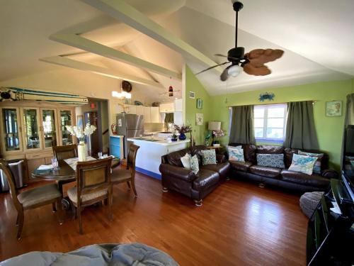 una sala de estar con un sofá y una mesa en Eco Friendly Secluded OceanView Pool near Key West, en Cudjoe Key