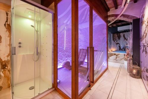 eine Glasdusche im Bad mit Badewanne in der Unterkunft Il Castagno Toscana in Campiglia Marittima