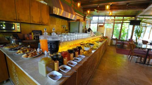een buffet met drankjes en eten in een restaurant bij Grand Elite Cave Suites in Goreme