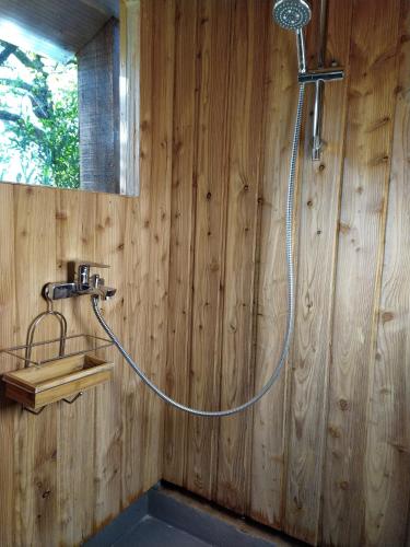 un bagno con doccia in una parete di legno di La cabane du Ventoux a Saint-Hippolyte-le-Graveyron