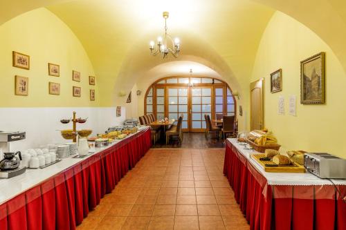 Jídlo v hotelu nebo okolí