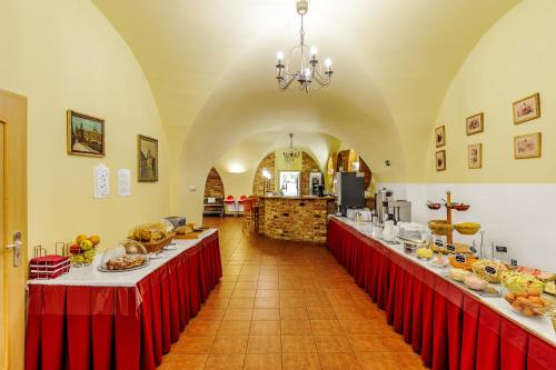 Jídlo v hotelu nebo okolí