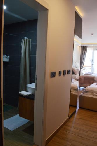 Un baño con ducha, lavabo y espejo. en ViS, en Kopaonik