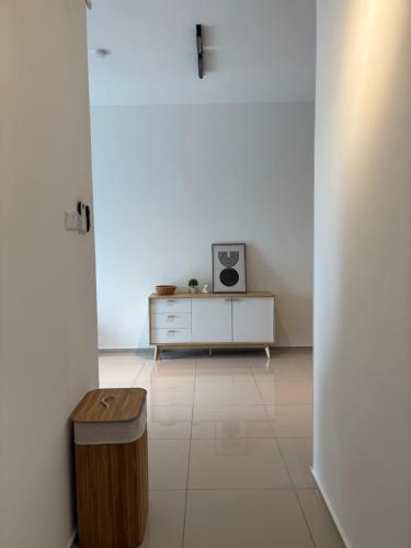 Ένα ή περισσότερα κρεβάτια σε δωμάτιο στο muji house d'aman residence alor setar