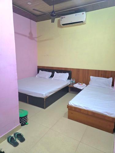 Ένα ή περισσότερα κρεβάτια σε δωμάτιο στο Hotel Gopal Place