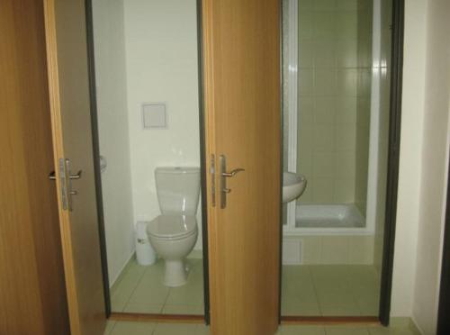 A bathroom at Uninova Hostel