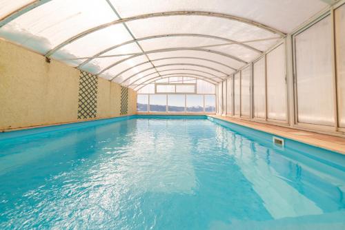 Bazén v ubytování Hotel des Pyrénées nebo v jeho okolí