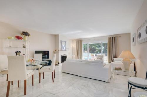 Elegant 2 Bedroom Penthouse in Serene Urb El Presidente RDR521