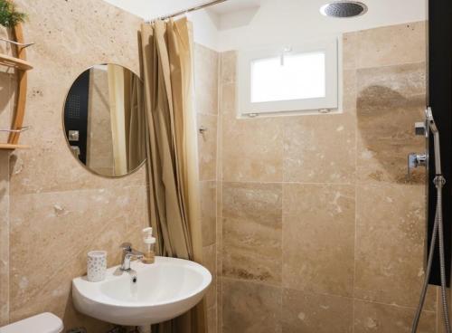 ein Badezimmer mit Waschbecken und Spiegel in der Unterkunft Maison 4 pers 10 min Disneyland Paris Terrasse Parking Gratuit in Chalifert