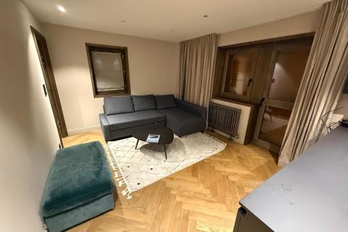 una sala de estar con un sofá y una mesa en La Forêt 15, en Méribel