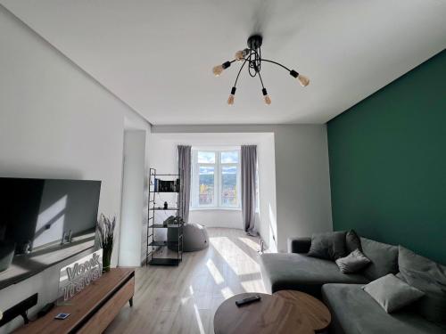 TV a/nebo společenská místnost v ubytování Стильна нова квартира з видом на гори та вітряки