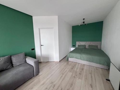 Postel nebo postele na pokoji v ubytování Стильна нова квартира з видом на гори та вітряки