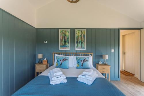 バースにあるHillbyreのベッドルーム1室(ブルーベッド1台、タオル付)