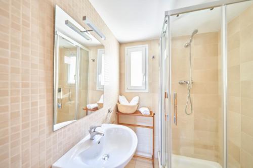 a bathroom with a sink and a shower at Villa Joya I in San José