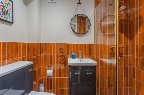 BrauncewellにあるHorse Ginのトイレ、洗面台、鏡のあるバスルーム