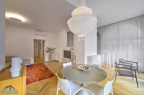 a dining room with a table and chairs at APT in Villa Bianca with Pool and air conditioning in Lierna