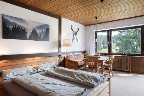 een slaapkamer met een bed en een tafel erin bij Appartment Auszeit in Schönwald