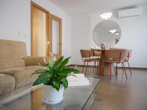 un soggiorno con un divano e un tavolo di Habana en el corazón de Cuenca a Cuenca