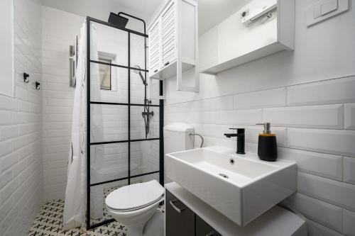 a white bathroom with a sink and a toilet at Kuća za odmor Miha in Tar