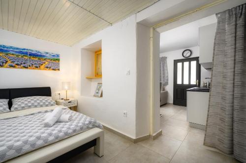 a bedroom with a bed in a room at Kuća za odmor Miha in Tar