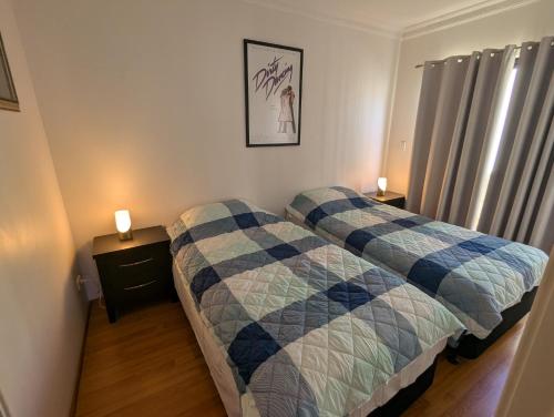 パースにあるLake Estate Stayのベッドルーム1室(ベッド2台、ランプ2つ付)