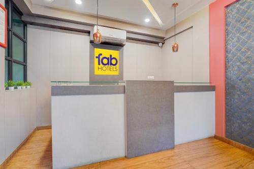 un vestíbulo de oficina con un cartel de horizontes de trabajo en la pared en FabHotel East Land, en Bangalore