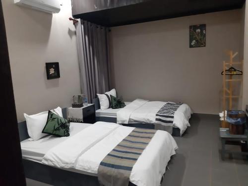 NongkhiawVinla Guesthouse & Backpackers Hostel的一间酒店房间，房间里有两张床