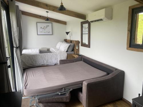 マインヘッドにある1 Bed Hut - Sleeps 4 - Pets - Parkingのベッド1台とベッドフレームが備わる客室です。