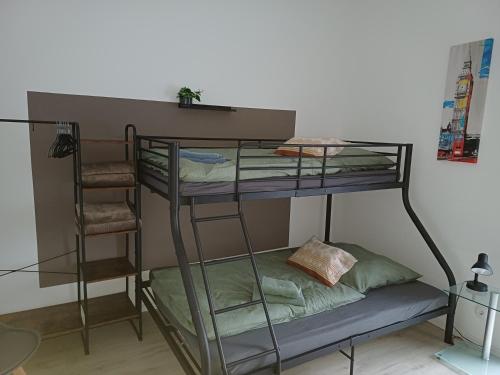 een kamer met een stapelbed met een kussen bij Henry in Schiffweiler