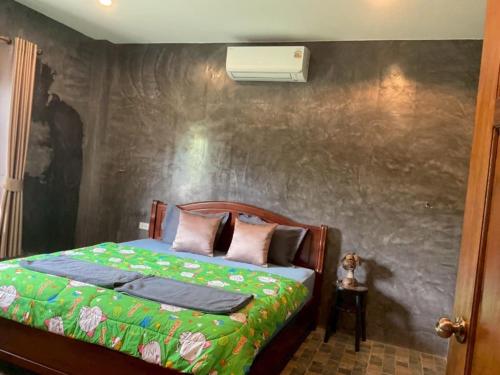 Postel nebo postele na pokoji v ubytování Serenity House khlongnin