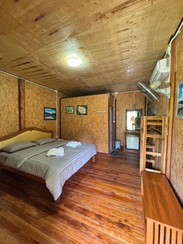 Postel nebo postele na pokoji v ubytování Lak Kao Nai Resort หลักเก้า ไนท์ รีสอร์ท