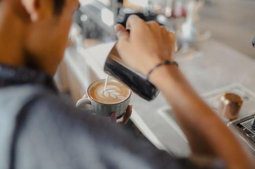 Una mujer está bebiendo una taza de café. en Holiday Inn Sydney St Marys by IHG, en St Marys
