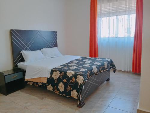 Ένα ή περισσότερα κρεβάτια σε δωμάτιο στο Royal Stay