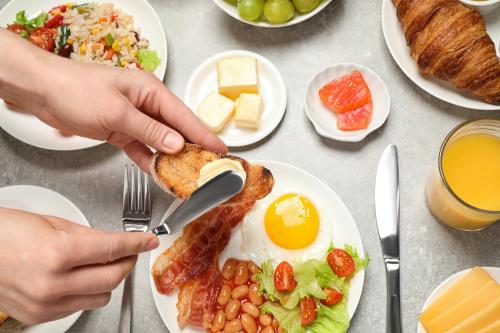 Comida en o cerca de este hotel