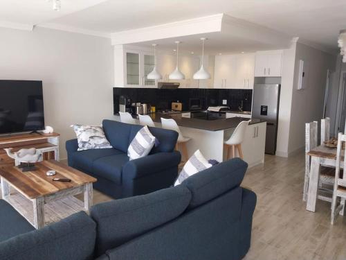 Køkken eller tekøkken på 2 Bedroom Apartment at Dolphin Beach